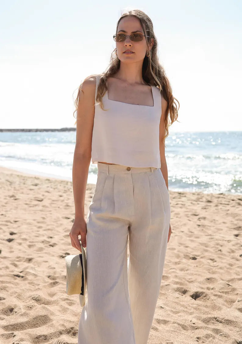 Ensemble femme beige clair composé d’un top à encolure carrée et d’un pantalon fluide taille haute