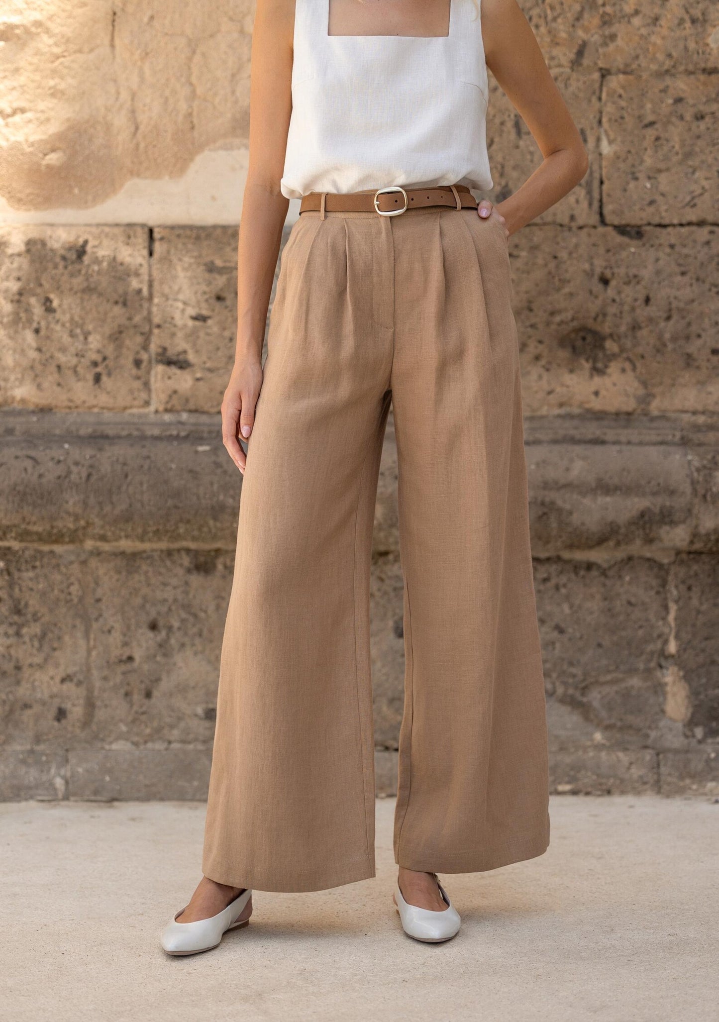 Pantalon estival femme beige fluide avec plis et jambes larges